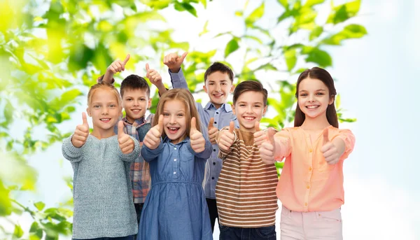 Niños felices mostrando pulgares hacia arriba — Foto de Stock