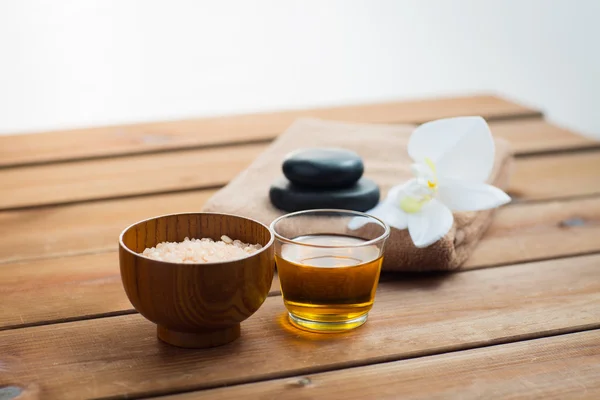 Gros plan de sel rose avec du miel et des produits de bain — Photo