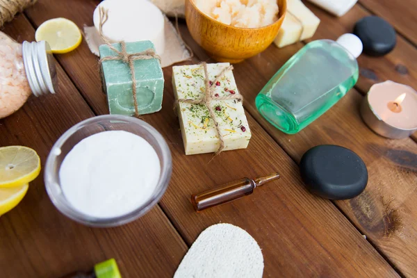 Menutup produk kosmetik perawatan tubuh pada kayu — Stok Foto