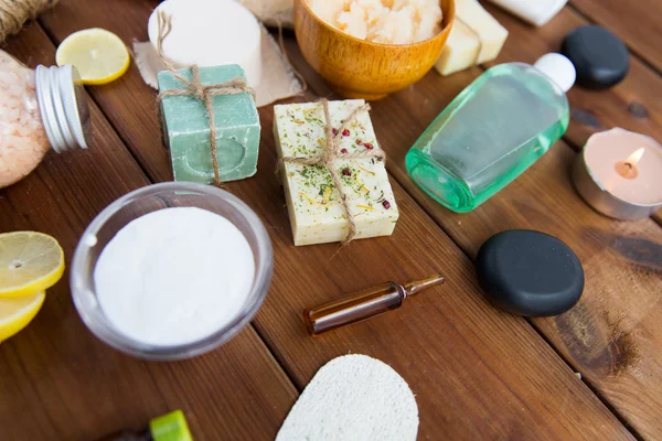 Close up of body care cosmetic products on wood — Stock Photo, Image