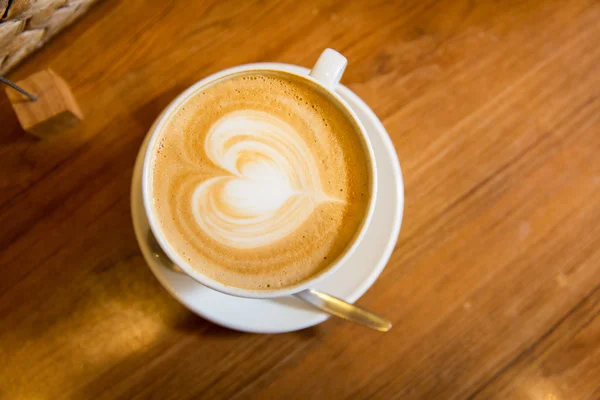 Primer plano de la taza de café con dibujo en forma de corazón —  Fotos de Stock