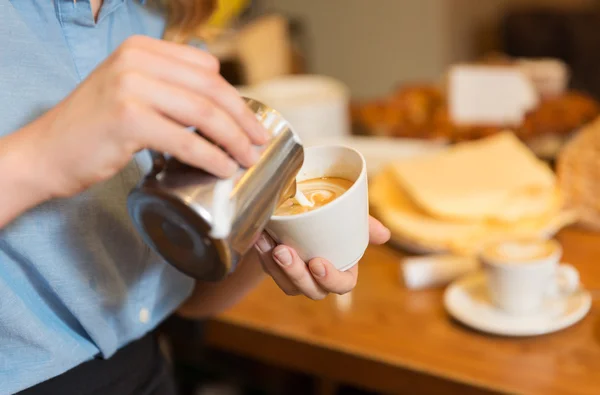 Close up van vrouw maken van koffie in de winkel of café dichtbij — Stockfoto