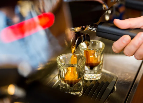 Close up van vrouw doen espresso door koffiemachine — Stockfoto