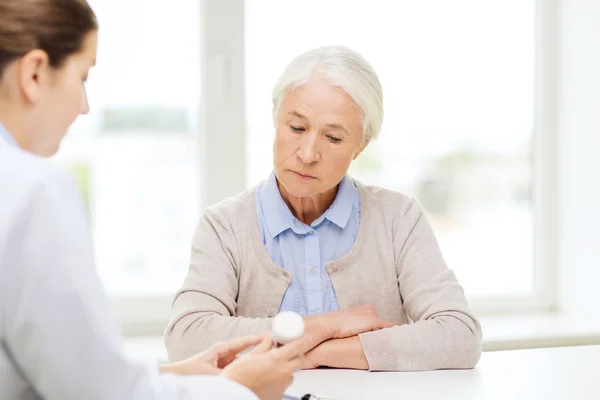 Läkare med medicin och senior kvinna på sjukhuset — Stockfoto