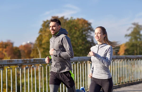 Pareja feliz corriendo al aire libre — Foto de Stock