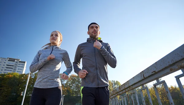 Couple running outdoors — Stock Photo, Image