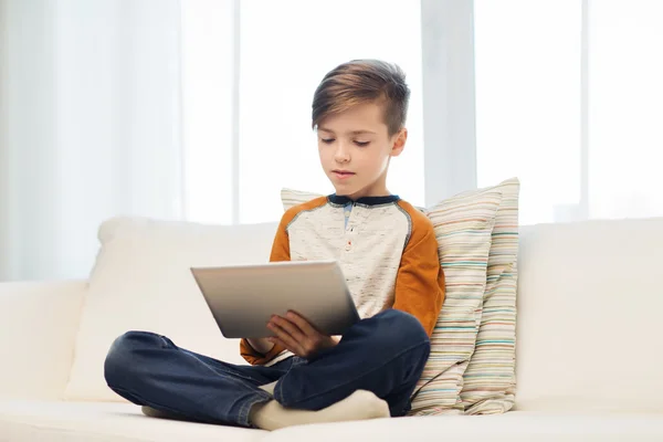 自宅でタブレット コンピューターを持つ少年 — ストック写真