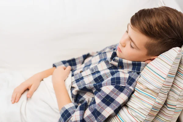 Pequeño niño durmiendo en casa — Foto de Stock