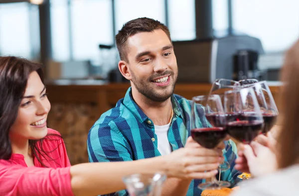 Freunde klirren mit Weingläsern im Restaurant — Stockfoto