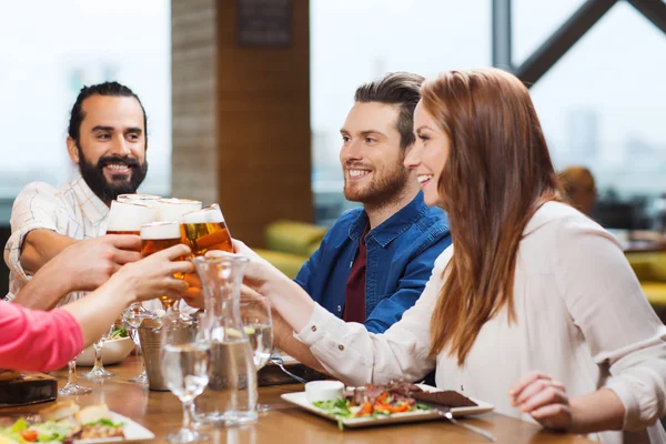 Vänner som äter och dricker öl på restaurang — Stockfoto