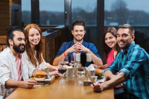 Amigos tirando selfie por smartphone no restaurante — Fotografia de Stock