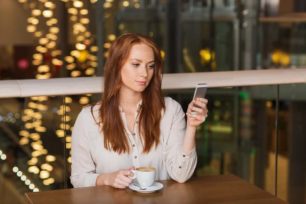 Mulher com smartphone e café no restaurante — Fotografia de Stock