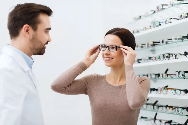 Frau wählt Brille im Optikgeschäft — Stockfoto