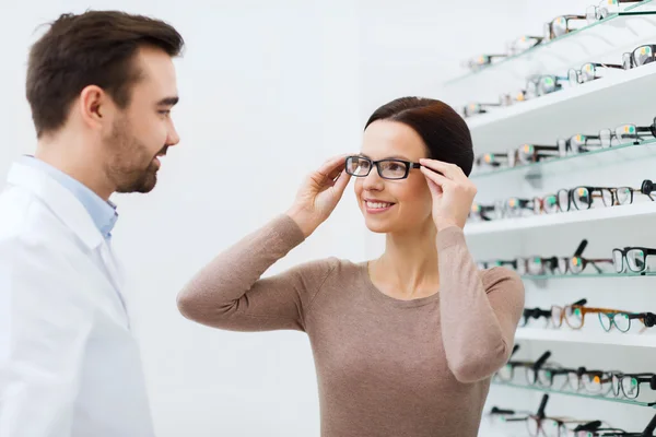 Kvinnan välja glasögon på optik lagra — Stockfoto