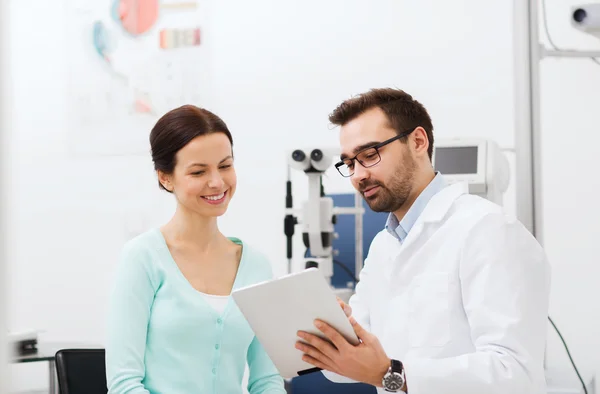 Optician with tablet pc and patient at eye clinic — Stock Photo, Image