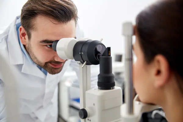 Opticien met tonometer en patiënt bij kliniek van het oog — Stockfoto