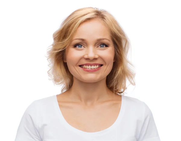 白いTシャツを着た笑顔の女性 — ストック写真