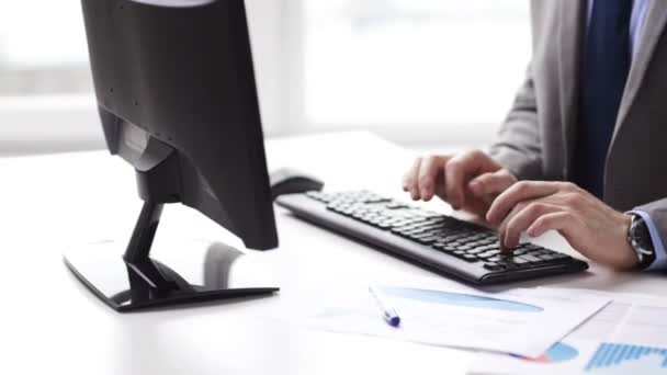 Close up de mãos de homem de negócios digitando no teclado — Vídeo de Stock