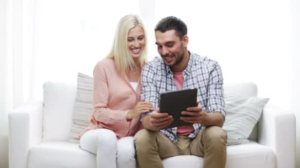 Счастливая пара с планшетным ПК просмотр фотографий дома — стоковое видео
