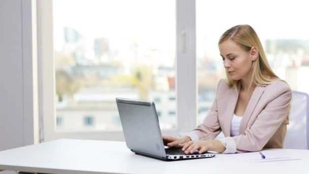 Smiling busineswosman with laptop and papers — Stock Video