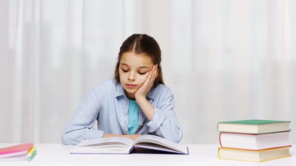 Aburrida chica de la escuela leyendo libro o libro de texto en casa — Vídeos de Stock