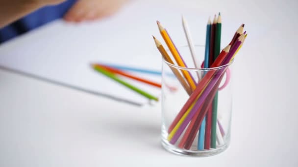 Dibujo de niña feliz con lápices de color en casa — Vídeo de stock