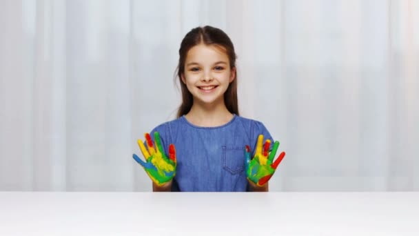 Sorrindo menina mostrando as mãos pintadas — Vídeo de Stock