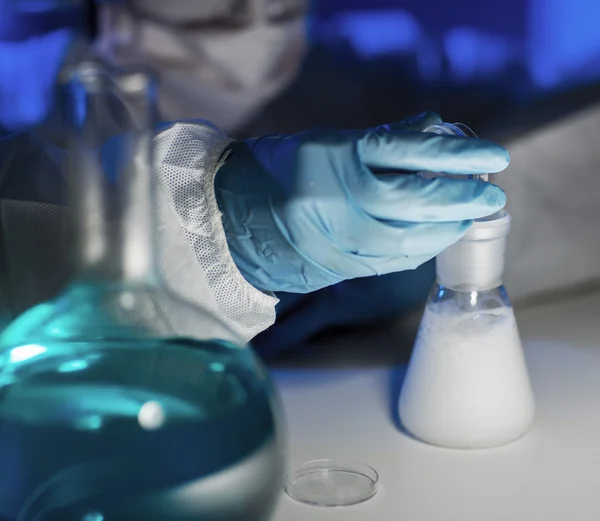 Närbild på forskare att göra testa i laboratorium — Stockfoto