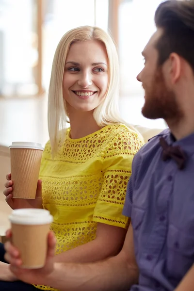 Feliz hombre y mujer bebiendo café en la oficina —  Fotos de Stock