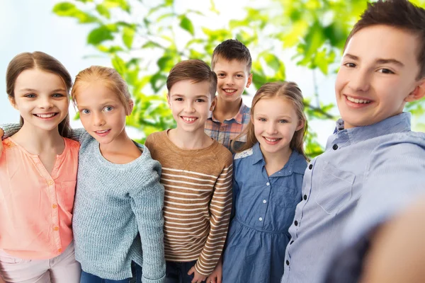 Heureux enfants parler selfie — Photo