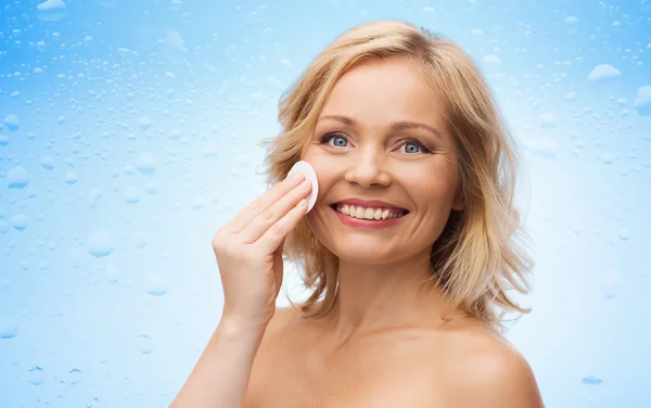 Happy woman cleaning face with cotton pad — Stock Photo, Image