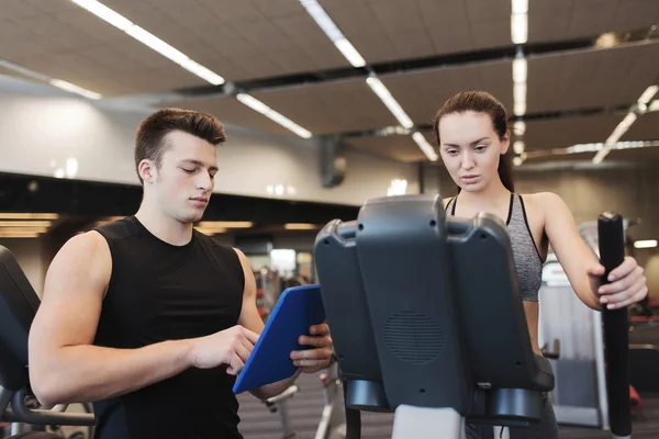 Frau mit Trainer beim Stepper-Training im Fitnessstudio — Stockfoto