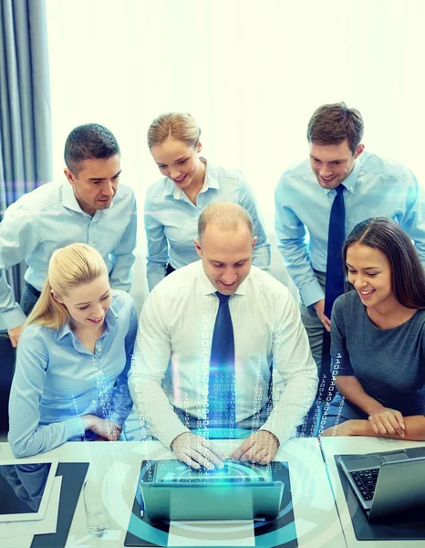 Gente de negocios sonriente con computadora portátil en la oficina — Foto de Stock