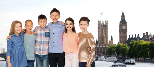 Happy smiling children hugging over london — Zdjęcie stockowe