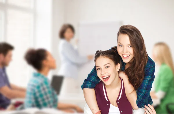 Feliz bonita adolescente niñas tener divertido en la escuela — Foto de Stock