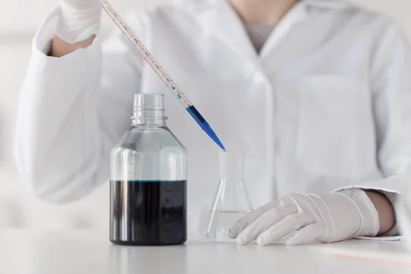 Close up of scientist making test in lab — Stock Photo, Image