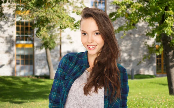 Adolescente feliz menina estudante sobre campus — Fotografia de Stock