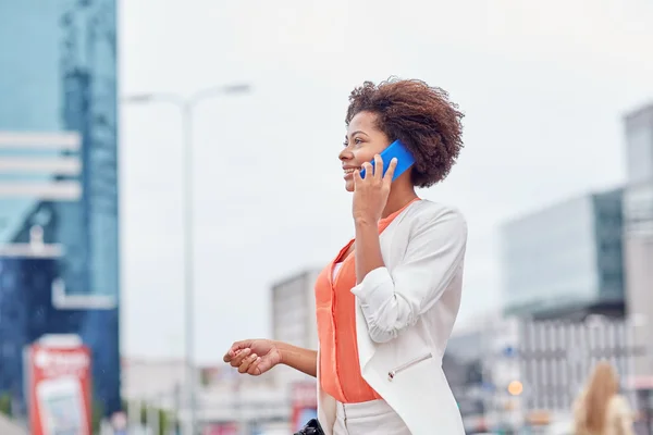 Happy african businesswoman calling on smartphone — Stock Photo, Image