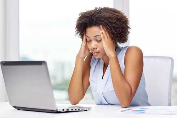 Mujer africana con portátil en la oficina — Foto de Stock