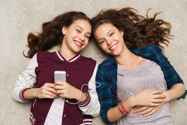 Dospívající dívky, poslech hudby na smartphone — Stock fotografie