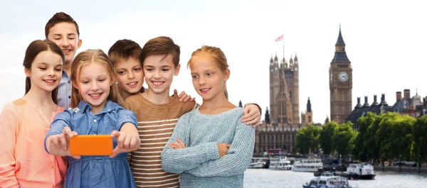 Niños felices hablando selfie por teléfono inteligente — Foto de Stock