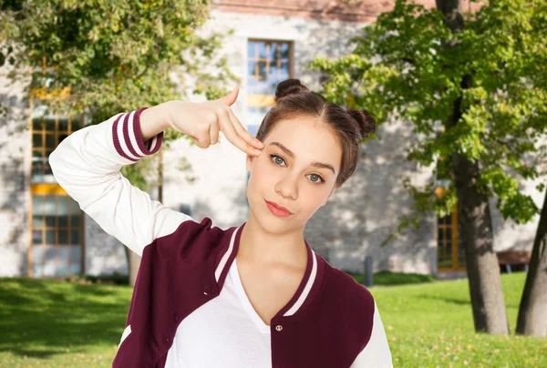 Gelangweiltes Teenager-Mädchen macht Fingergewehr-Geste — Stockfoto