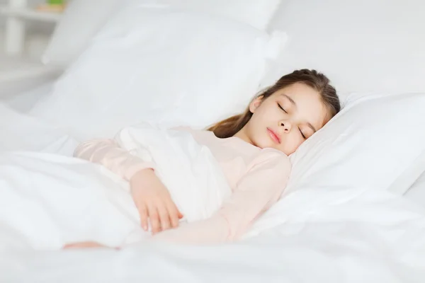 Chica durmiendo en la cama en casa — Foto de Stock