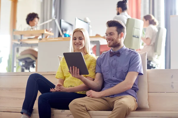 Glückliches Kreativteam mit Tablet-PC im Büro — Stockfoto