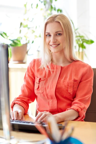 Glückliche Geschäftsfrau mit Computer im Büro — Stockfoto