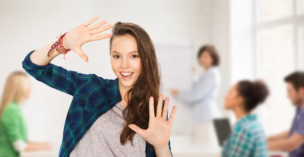 Adolescente estudiante mostrando manos en la escuela — Foto de Stock