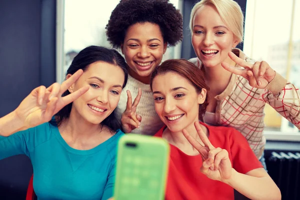 Happy young women taking selfie with smartphone — Stock Photo, Image