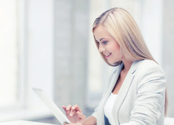 Mulher com tablet pc — Fotografia de Stock