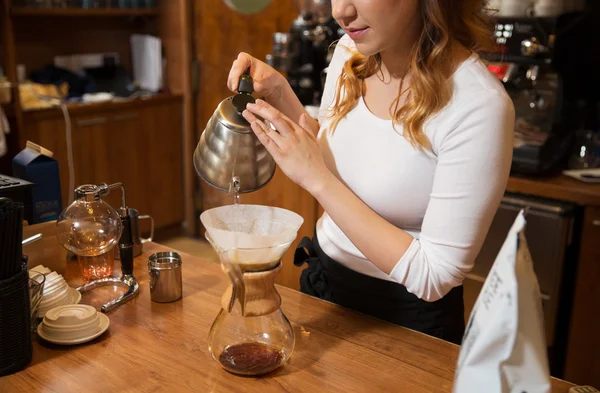 Крупним планом бариста жінка робить каву — стокове фото