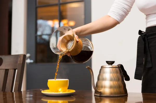 Close up of barista woman making coffee — ストック写真